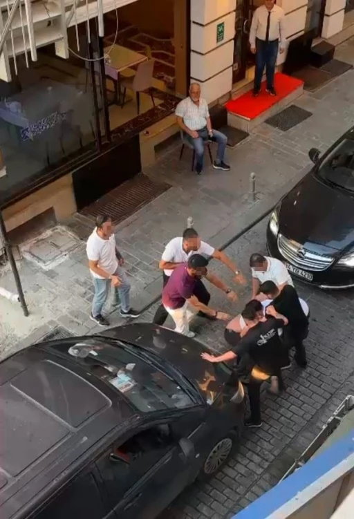 Fatih’te yol verme kavgası kamerada

