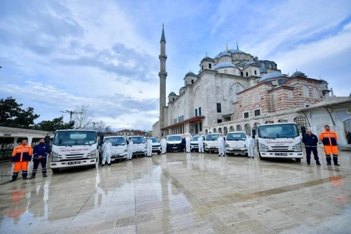 Fatih&rsquo;teki camiler Ramazan &ouml;ncesi g&uuml;l suyuyla yıkandı
