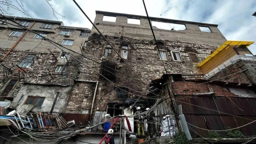 Fatih’teki tarihi Nasuriye Han’da yangın paniği
