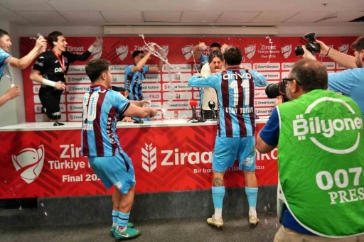 Fatih Tekke: "&Ccedil;ok ş&uuml;k&uuml;r taraftarımızı mutlu ettik, camiamıza bir kez daha kupa kazandırdık"
