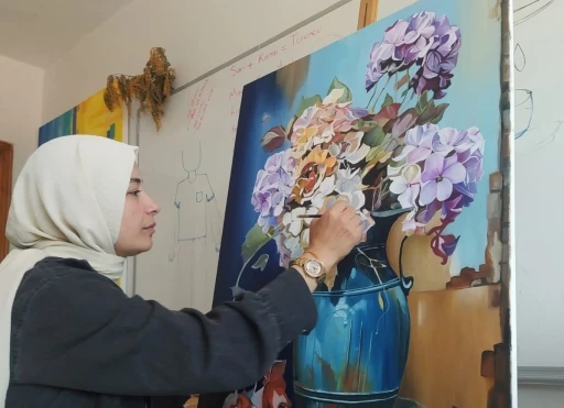 Fatsalı kadın ressam, çocukluk hayallerini tuvale yansıtıyor
