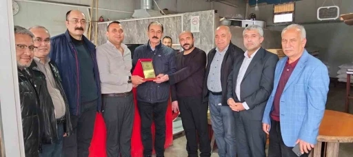 Fazla yardımı kabul etmeyen esnafa &ouml;rnek davranış plaketi
