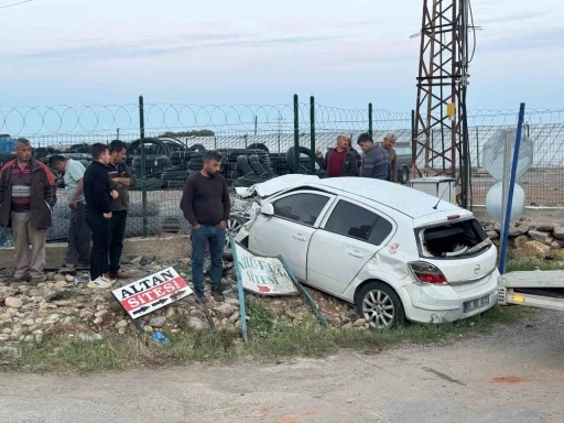Feci kaza kamerada: Hızla gelen otomobil dönen kamyonete çarptı
