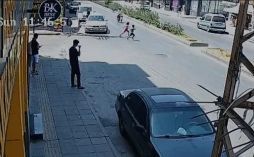 Feci kaza kamerada: Motosikletlinin çarptığı 2 çocuktan biri öldü
