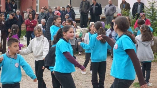 Feke&rsquo;de geleneksel Hıdırellez şenliği d&uuml;zenlendi
