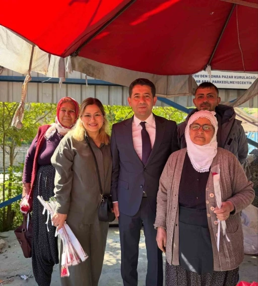 Feke&rsquo;de kadın pazarcılara Anneler G&uuml;n&uuml; hediyesi başkandan
