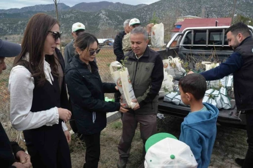 Feke’de öğrenciler fidanları toprakla buluşturdu
