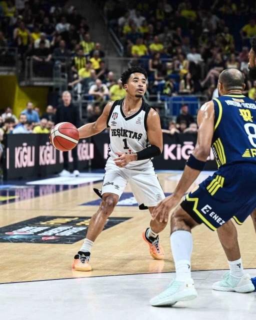 Fenerbah&ccedil;e, Beşiktaş karşısında seriyi 1-1&rsquo;e getirdi
