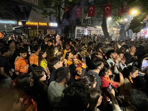 Fenerbahçe forması ile Galatasaray’ın şampiyonluğunu kutladı
