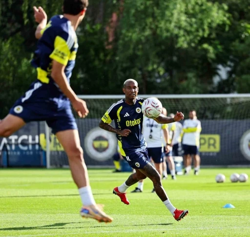 Fenerbah&ccedil;e, g&uuml;n&uuml; iki antrenmanla tamamladı
