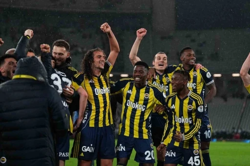 Fenerbah&ccedil;e, kupayı kaldırdı
