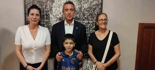 Fenerbahçe, lösemi hastası İzmirli Rüzgar’ı stadyumda ağırladı
