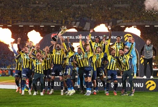 Fenerbah&ccedil;e&rsquo;nin şampiyonluk hasreti 12 yıla &ccedil;ıktı, sezonu 1 kupayla kapattı
