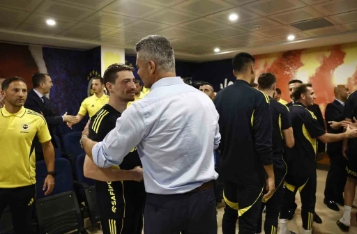 Fenerbahçe’nin yeni başkanı Sadettin Saran, futbol A takımıyla bir araya geldi
