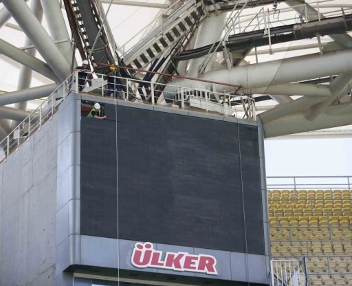 Fenerbahçe stadındaki scoreboardlar yenileniyor
