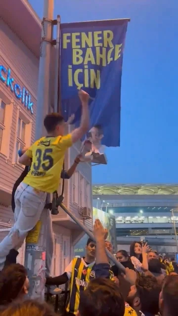 -Fenerbahçe taraftarlarından Ali Koç’un afişlerine saldırı
