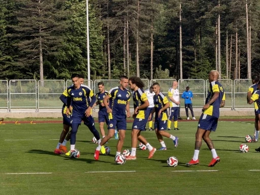 Fenerbah&ccedil;e, Topuk Yaylası&rsquo;ndaki ilk antrenmanını yaptı
