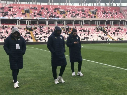 Fenerbahçeli futbolcular ve Jose Mourinho’dan zemin kontrolü
