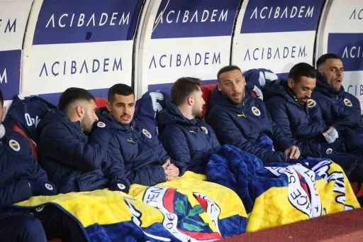 Fenerbahçeli oyuncular battaniyeye sarıldı
