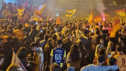 Fenerbah&ccedil;eli taraftarlar da Galatasaraylıları yalnız bırakmadı
