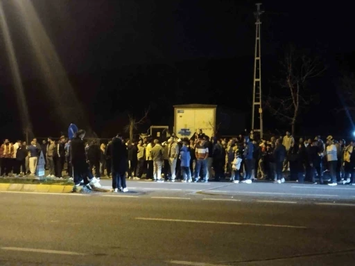 Fenerbah&ccedil;eli taraftarlar Samandıra&rsquo;da galibiyeti kutladı
