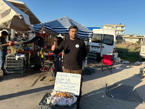 Ferdi Tayfur&rsquo;un &ouml;l&uuml;m yıld&ouml;n&uuml;m&uuml;nde lokum ve bisk&uuml;vi dağıttı
