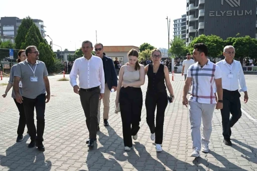 Ferdi Zeyrek’in kızı Nehir, TYT’ye CHP Lideri Özgür Özel ve annesiyle geldi
