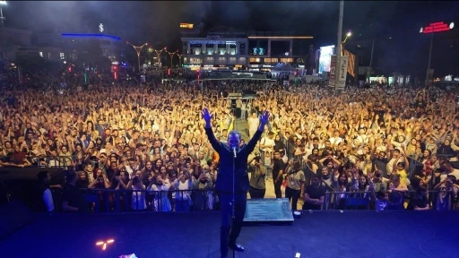 Ferhat G&ouml;&ccedil;er Erzincan&rsquo;ı coşturdu
