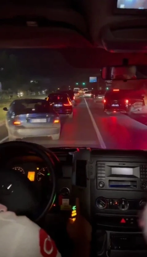 Fermuar sistemiyle ambulansa yol verilmesi sosyal medyada gündem oldu
