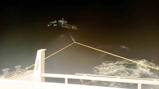 Fethiye a&ccedil;ıklarında makine arızası nedeniyle s&uuml;r&uuml;klenen tekne kurtarıldı