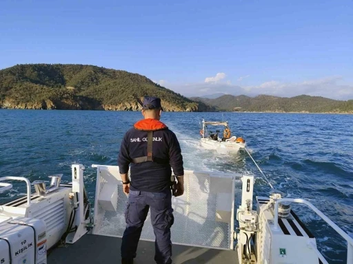 Fethiye a&ccedil;ıklarında s&uuml;r&uuml;klenen tekneyi Sahil G&uuml;venlik kurtardı
