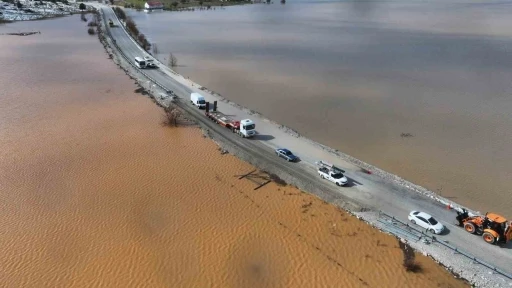 Fethiye - Antalya kara yolunda su baskını: "Ulaşım kontroll&uuml; sağlanıyor"

