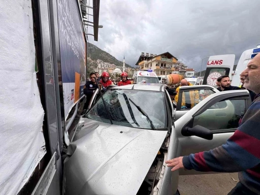Fethiye&rsquo;de Duvara &Ccedil;arpan Otomobildeki 1 Kişi Hayatını Kaybetti, 2 Kişi Yaralandı

