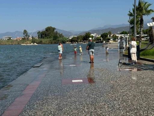 Fethiye’de gelgit nedeniyle deniz suyu yükseldi
