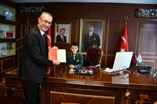 FETHİYE'DE KAYMAKAMLIK KOLTUĞUNA ÖĞRENCİLER OTURDU