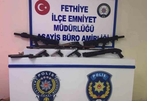Fethiye’de şüpheli çantadan silah çıktı
