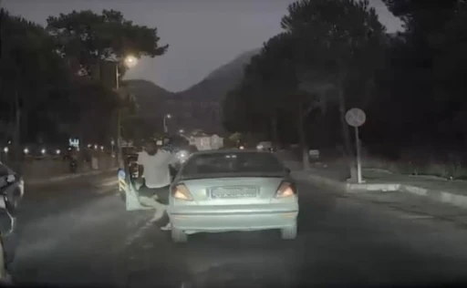 Fethiye’de trafikteki gerginlik araç kamerasına yansıdı
