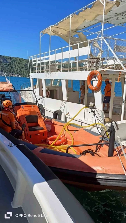 Fethiye limanında su alarak batma tehlikesi yaşayan teknenin suyu tahliye edildi
