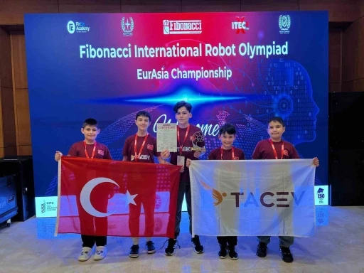 Fibonacci Uluslararası Robot Olimpiyatları&rsquo;nda ilk 3&rsquo;e girmek i&ccedil;in m&uuml;cadele ettiler
