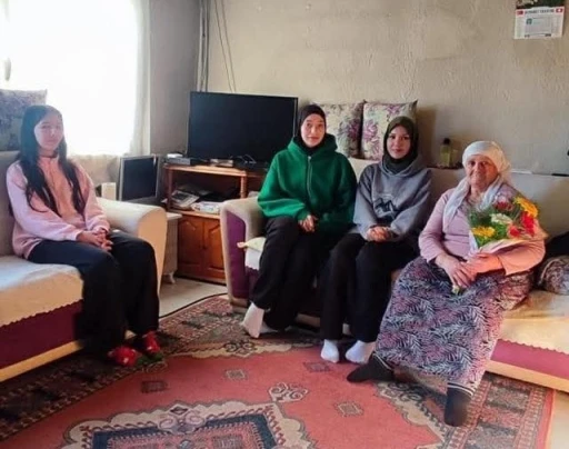 Fidanlar &ccedil;ınarlarla buluşuyor, nesiller arası g&ouml;n&uuml;l k&ouml;pr&uuml;s&uuml; kuruluyor
