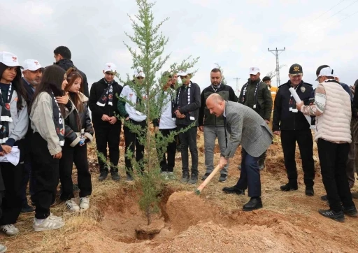 Fidanlar şehitler için toprakla buluştu
