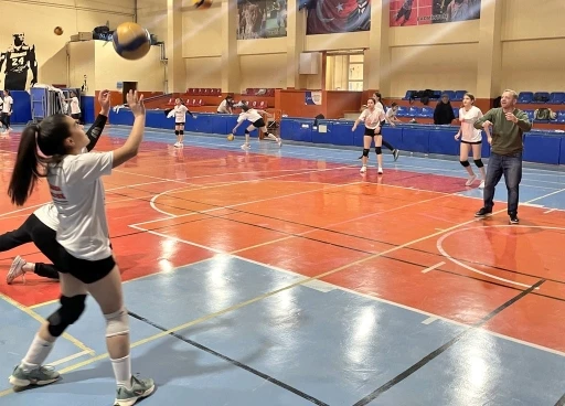 Filede vali s&uuml;rprizi; Ziya Polat gen&ccedil; sporcularla voleybol oynadı
