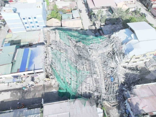 Filipinler&rsquo;de inşaat halindeki bina &ccedil;&ouml;kt&uuml;: 1 &ouml;l&uuml;, 22 kişi enkaz altında
