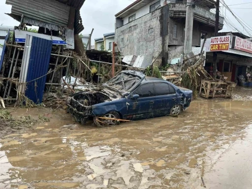 Filipinler&rsquo;i tropikal fırtına vurdu: 12 &ouml;l&uuml;

