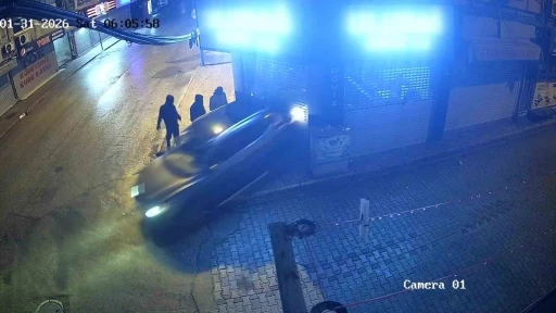 Film gibi soygun kameraya yansıdı: Kepengi ara&ccedil;la yıkıp 16 bin dolar &ccedil;aldılar
