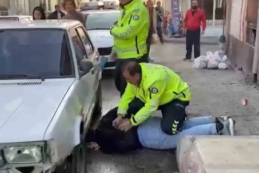 Film sahnelerini aratmayan anlar, polis b&ouml;yle etkisiz hale getirdi: Ehliyetsiz s&uuml;r&uuml;c&uuml;n&uuml;n faturası ağır oldu
