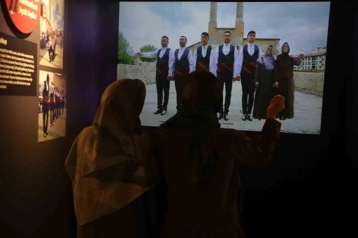 Filmlere konu olan Sivas halayının sim&uuml;lasyonu, turistlerin g&ouml;zdesi haline geldi
