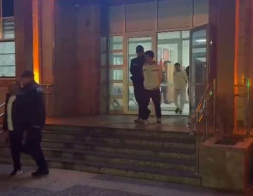 Firari h&uuml;k&uuml;ml&uuml; baba ve iki oğlu yakalandı
