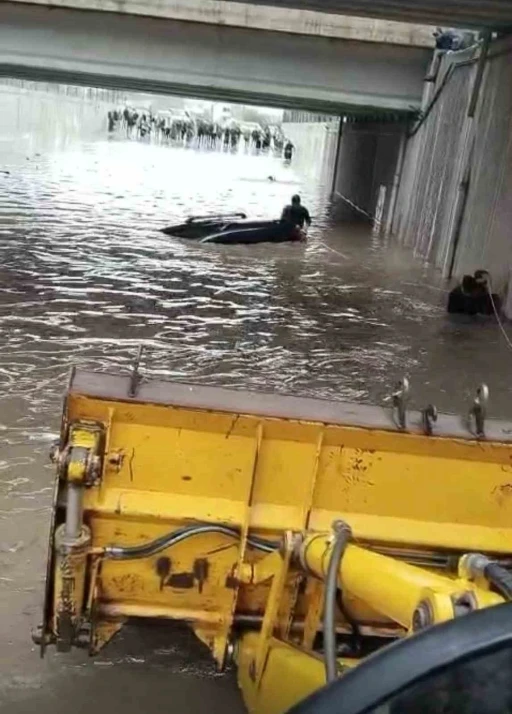 Fırat EDAŞ kepçe operatörü, mahsur kalan sürücüyü kurtardı
