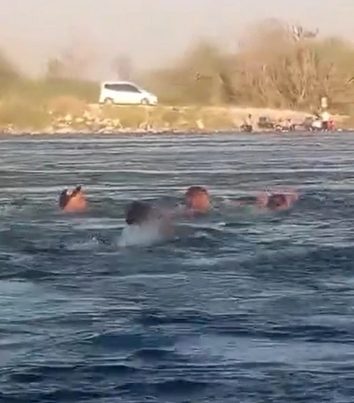 Fırat Nehri’nde 3 kişi boğulmaktan son anda kurtardı
